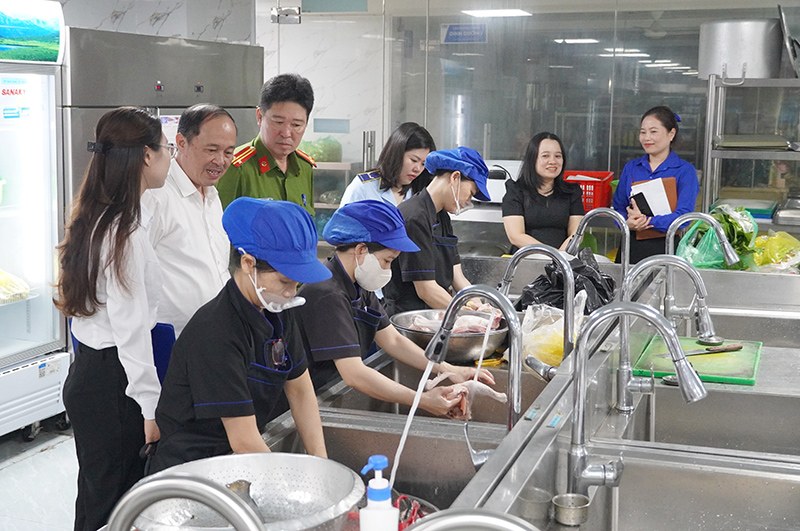 Đoàn liên ngành kiểm tra việc chấp hành các quy định về bảo đảm an toàn thực phẩm